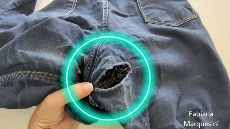 Cómo reparar un agujero en jeans de mezclilla a mano
